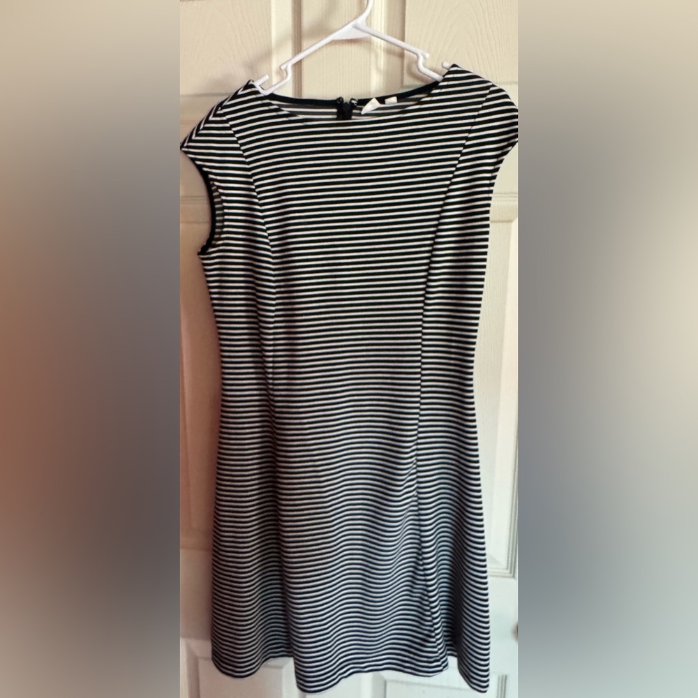 Gap black & white striped dress back zip. Marked 6T but fits like an 8.